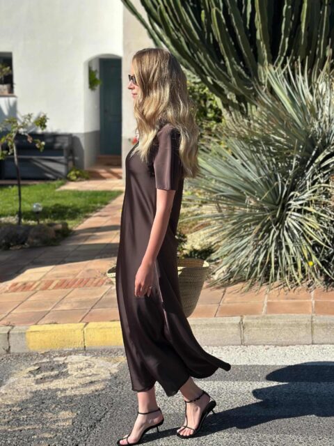 rochie oslo maro maneci scurte